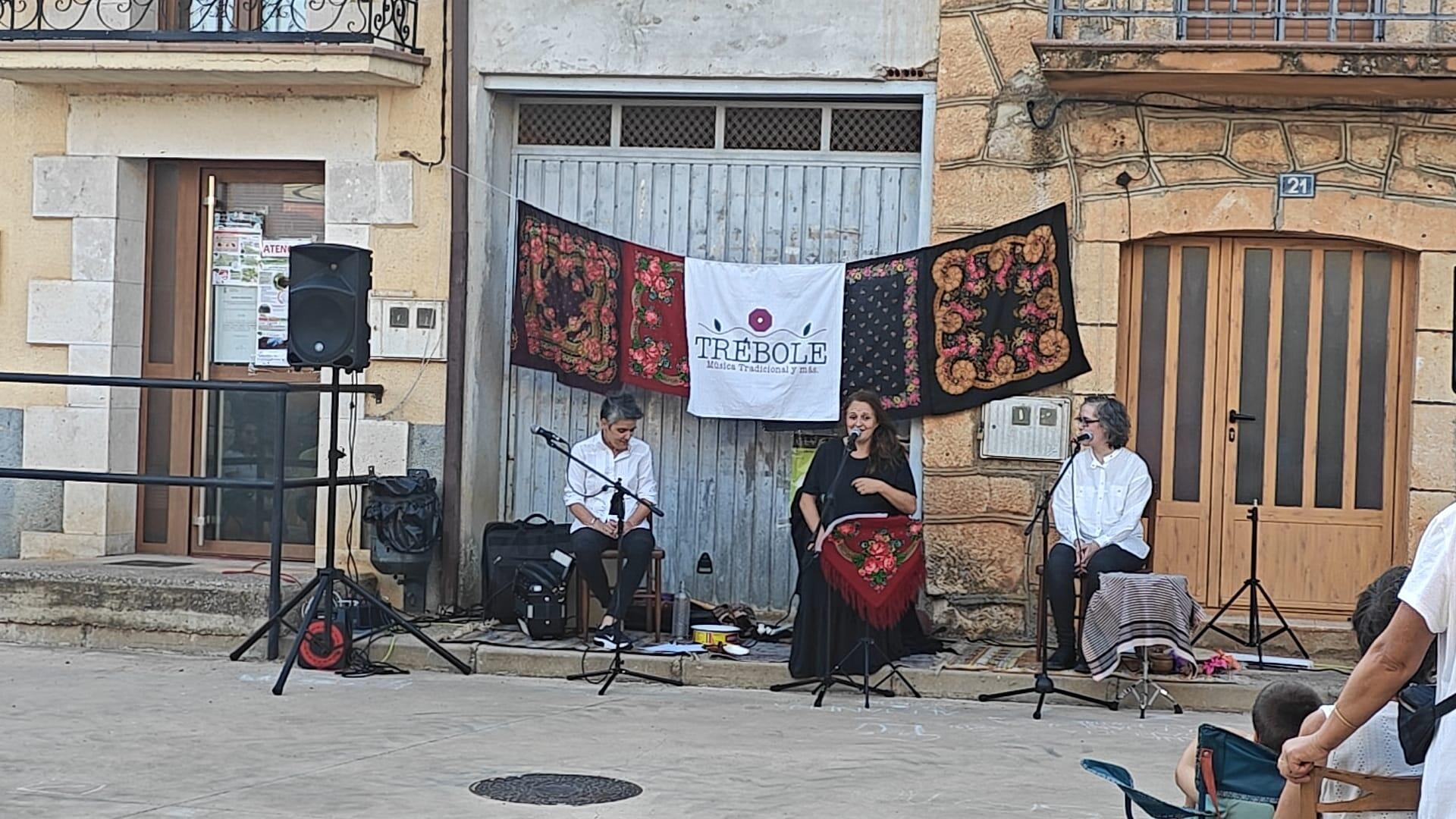 Danzas, tradición y diversión para todos en Arauzo de Salce