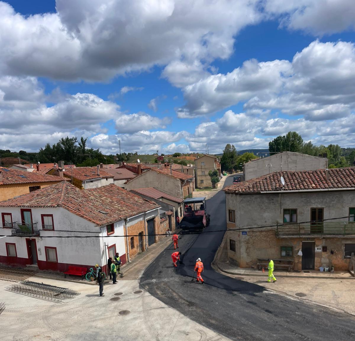 Comienzan los trabajos de asfaltado de la carretera