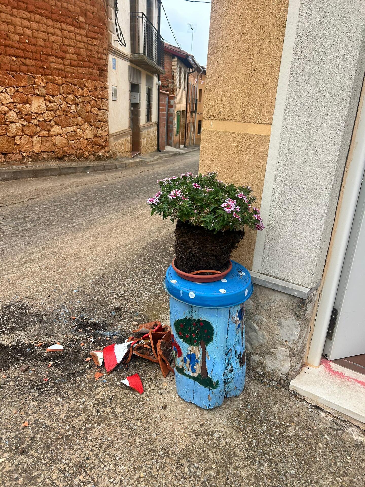¡Así no!... destrozos y vandalismo en calle Paradilla esquina  calle Gumiel